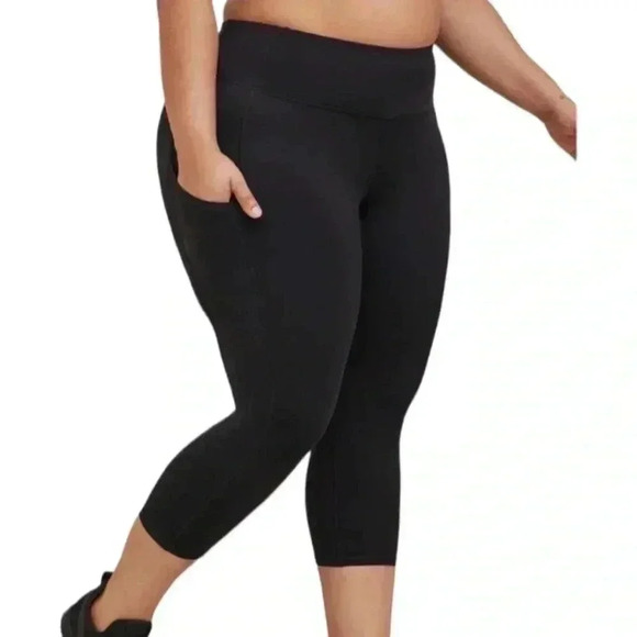 TORRID BLACK PERFORMANCE CORE CROP ACTIVE LEGGING WITH SIDE POCKETS - Picture 1 of 5